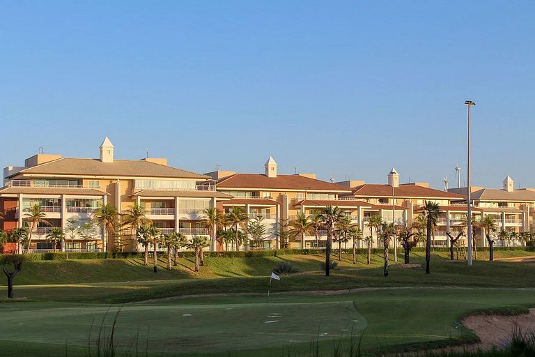 Refúgio Entre o Verde do Golf e o Azul do Mar